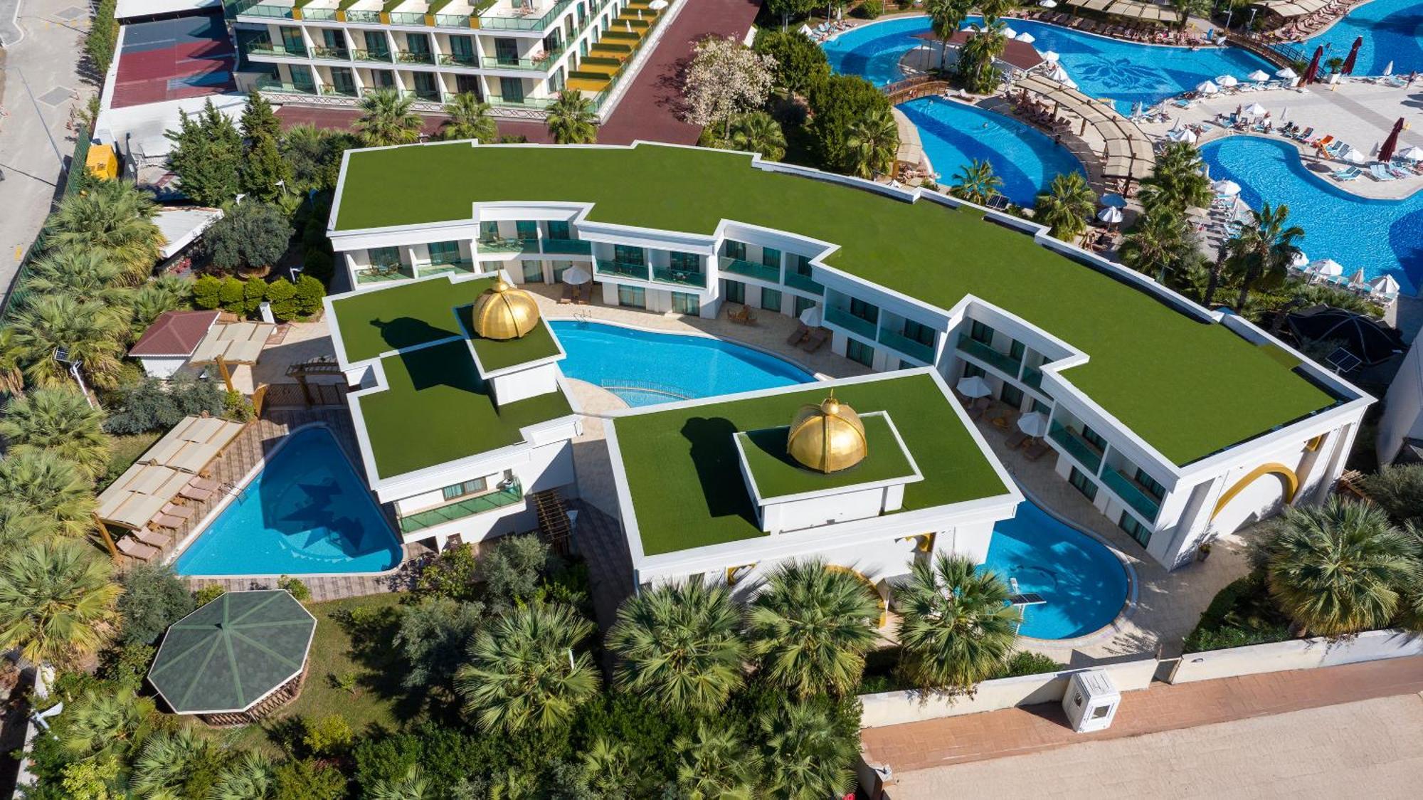 Svit med utsikt över poolen